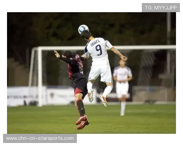 足坛传奇的瞬间:足球头球争顶跳到惊人高度的魅力 足坛传奇的瞬间:足球头球争顶跳到惊人高度的魅力